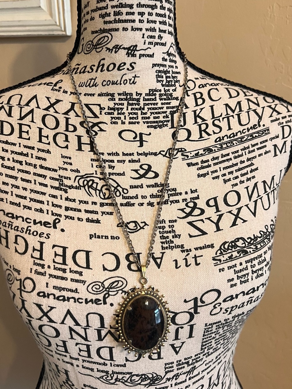 Vintage-Inspired Brown Stone Pendant Necklace in Gold-Tone